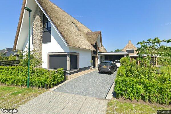 Straatview Vrouwenmantel 11